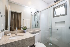 Studio cơ bản | Phòng tắm | Buồng tắm vòi sen, máy sấy tóc, khăn tắm, giấy vệ sinh 
