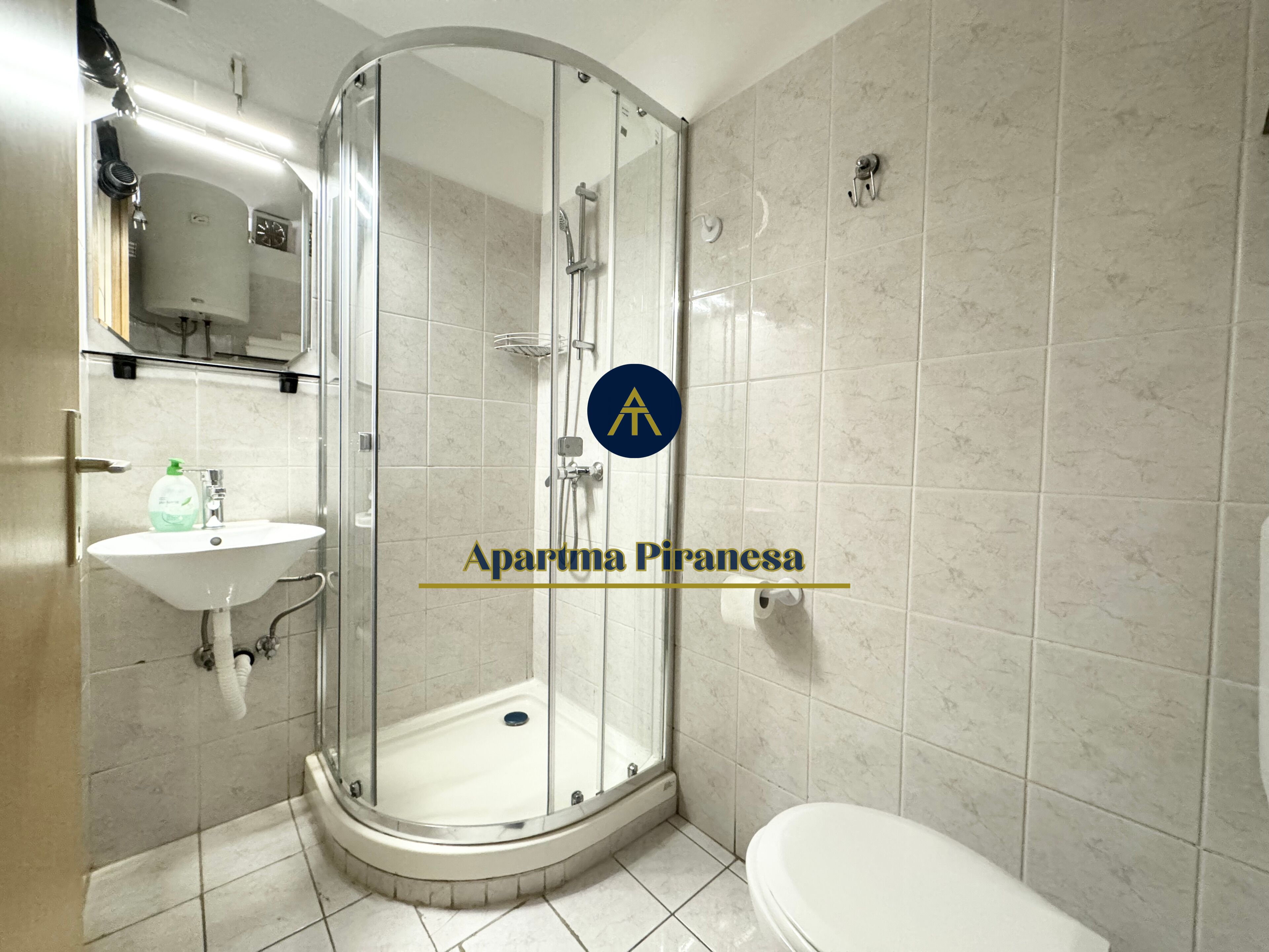 Ducha, secador de pelo, toallas y jabón