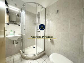 Suihku, hiustenkuivaaja, pyyhkeet, saippua