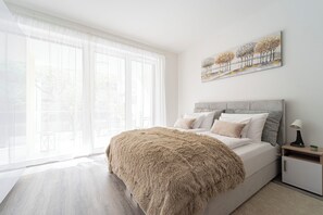 Estudio básico | Decoración personalizada, muebles diferentes y cortinas blackout 