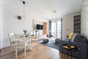 Familie appartement | Woonruimte | Een 60-inch smart-tv met kabelzenders