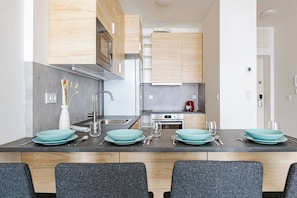 Familie appartement | Privékitchenette | Een koelkast, een microgolfoven, een oven, een kookplaat