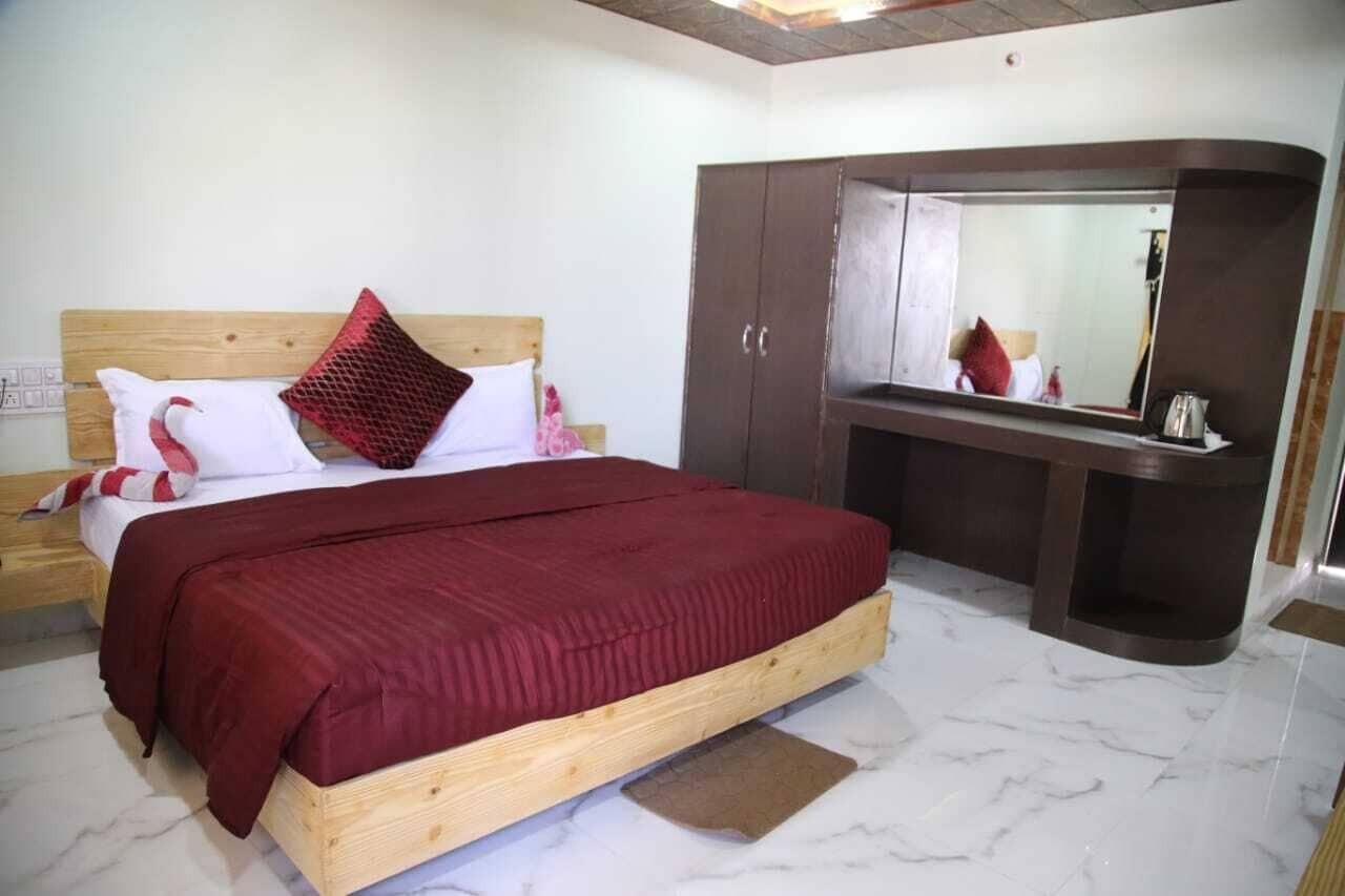 Een slaapkamer met een houten bed, een grote spiegel en een kledingkast.