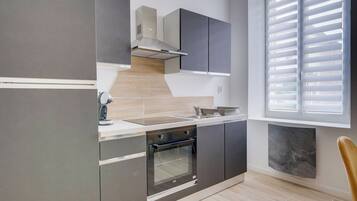 Frigorífico, microondas, horno y placa de cocina