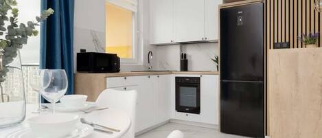 Een koelkast, een magnetron, een oven, een kookplaat