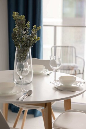 Dining - Herbu Oksza 12 | Warsaw | Modern Apartment | Parking (Warszawa)