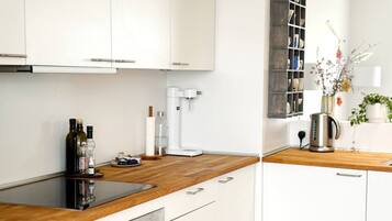 Kylskåp, mikrovågsugn, ugn och spishäll