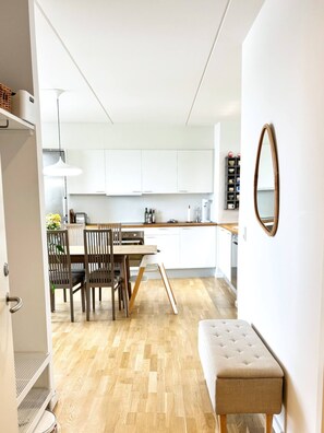 Kylskåp, mikrovågsugn, ugn och spishäll