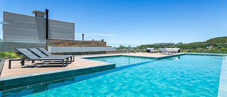 Una piscina al aire libre