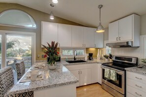 Fridge, microwave, oven, stovetop - Popa’a Palms:  3BR 2BA, 2 Blocks from the Ocean (Pahoa)