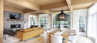 Chalet Mi-Siècle | Bord du Lac Joseph | Le Charlo