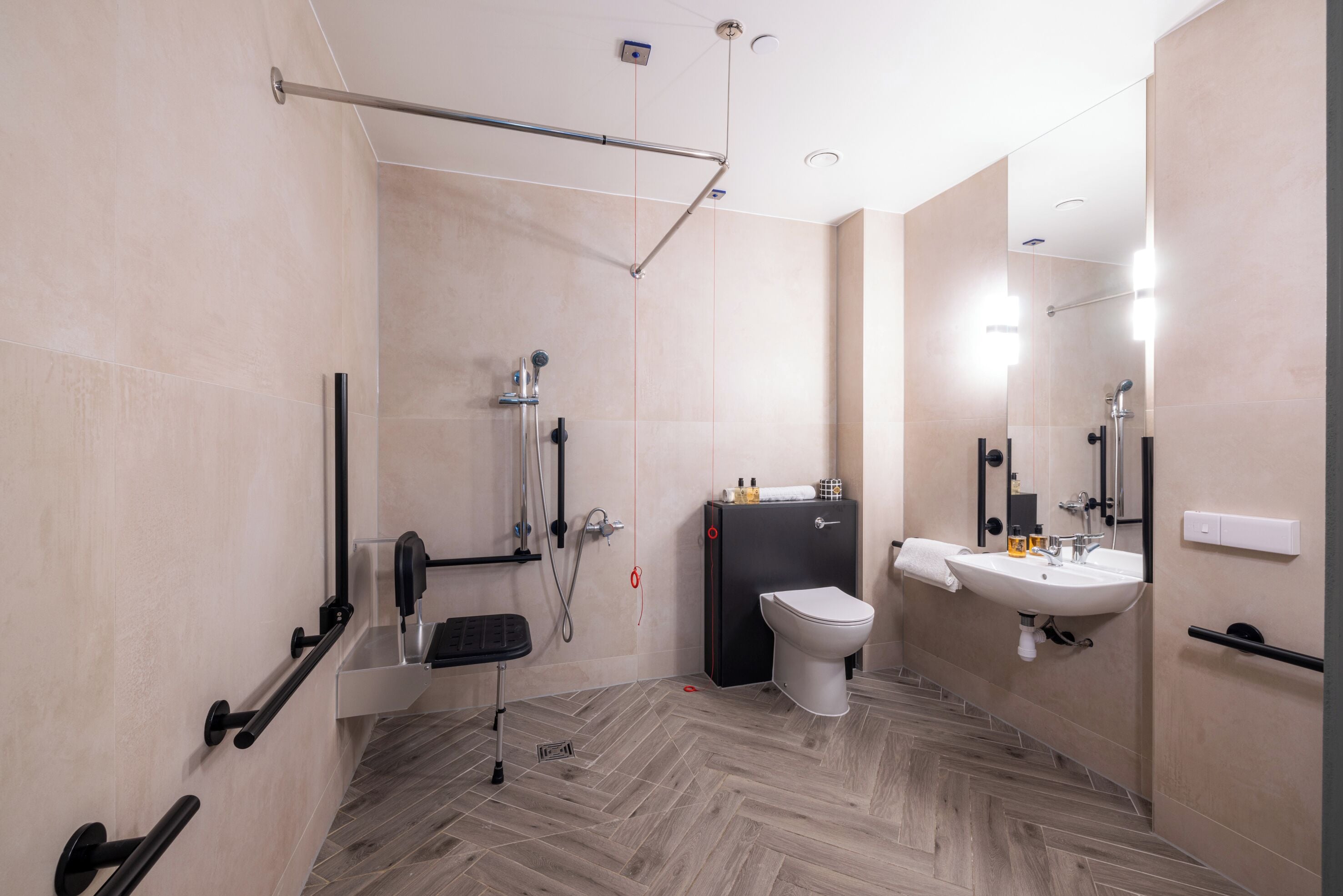 Un baño moderno con ducha, inodoro y lavamanos.
