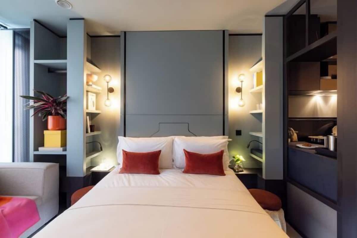 Laptop workspace, free WiFi, bed sheets