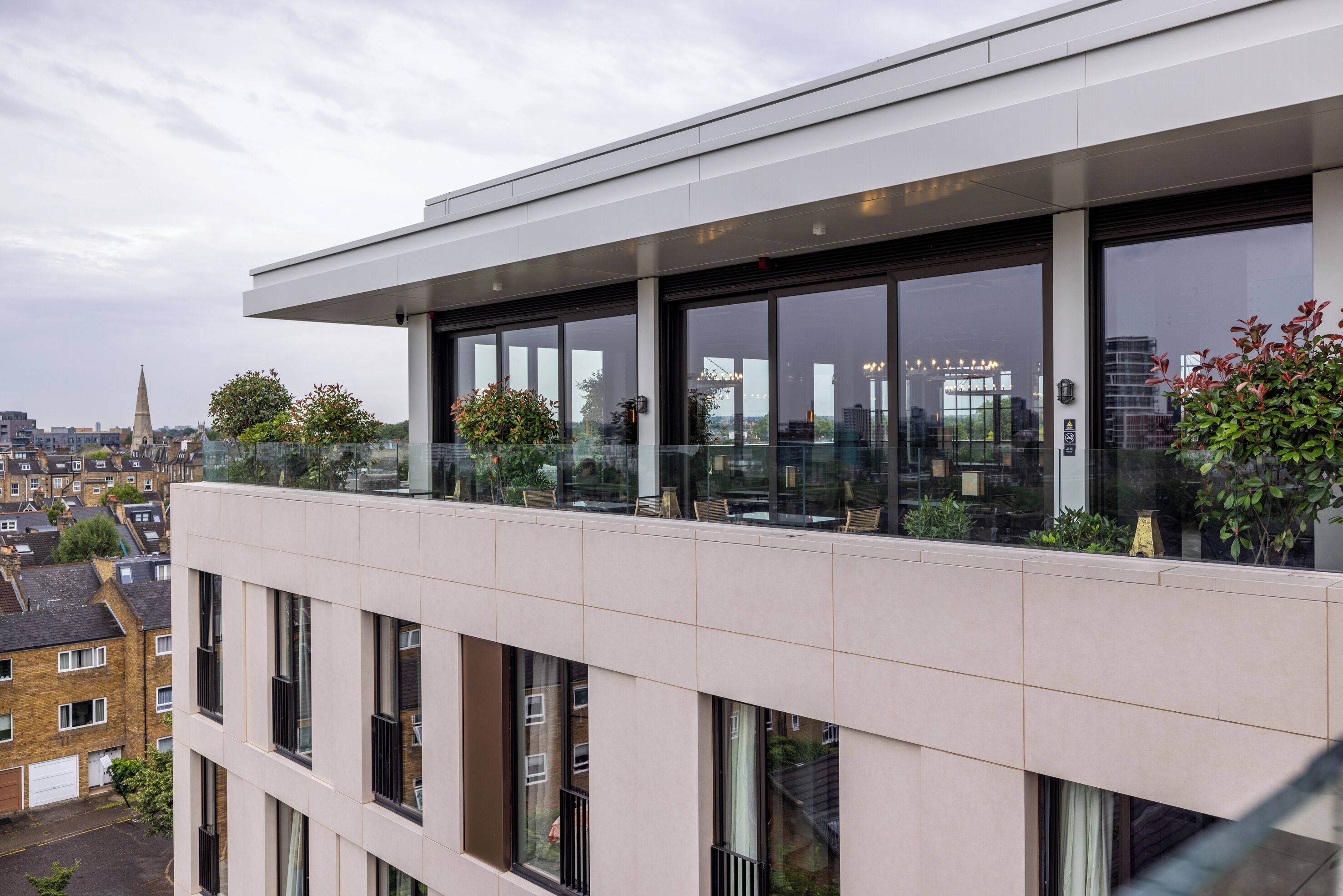 Un bâtiment moderne doté de grandes fenêtres et d’un toit plat.