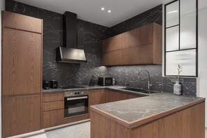 Luxe appartement | Privékeuken | Een koelkast, een microgolfoven, een oven, een kookplaat