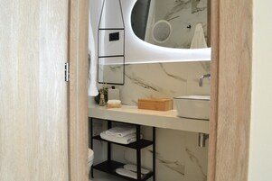 Shower, rainfall showerhead, free toiletries, hair dryer