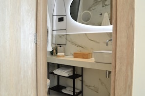 Dusche, Regendusche, kostenlose Toilettenartikel, Haartrockner