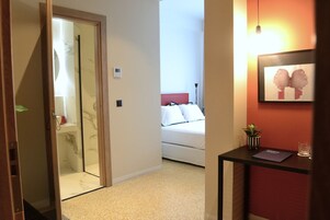 Quarto luxo, vista para a cidade | Escrivaninha, Wi-Fi de cortesia, roupa de cama