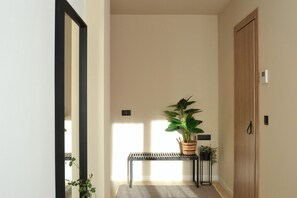 Escritorio, wifi gratis, ropa de cama