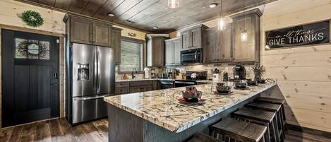 冰箱、微波炉、烤箱、炉灶