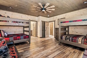 5 عدّة غرف نوم وواي فاي مجانًا وملاءات أسرّة