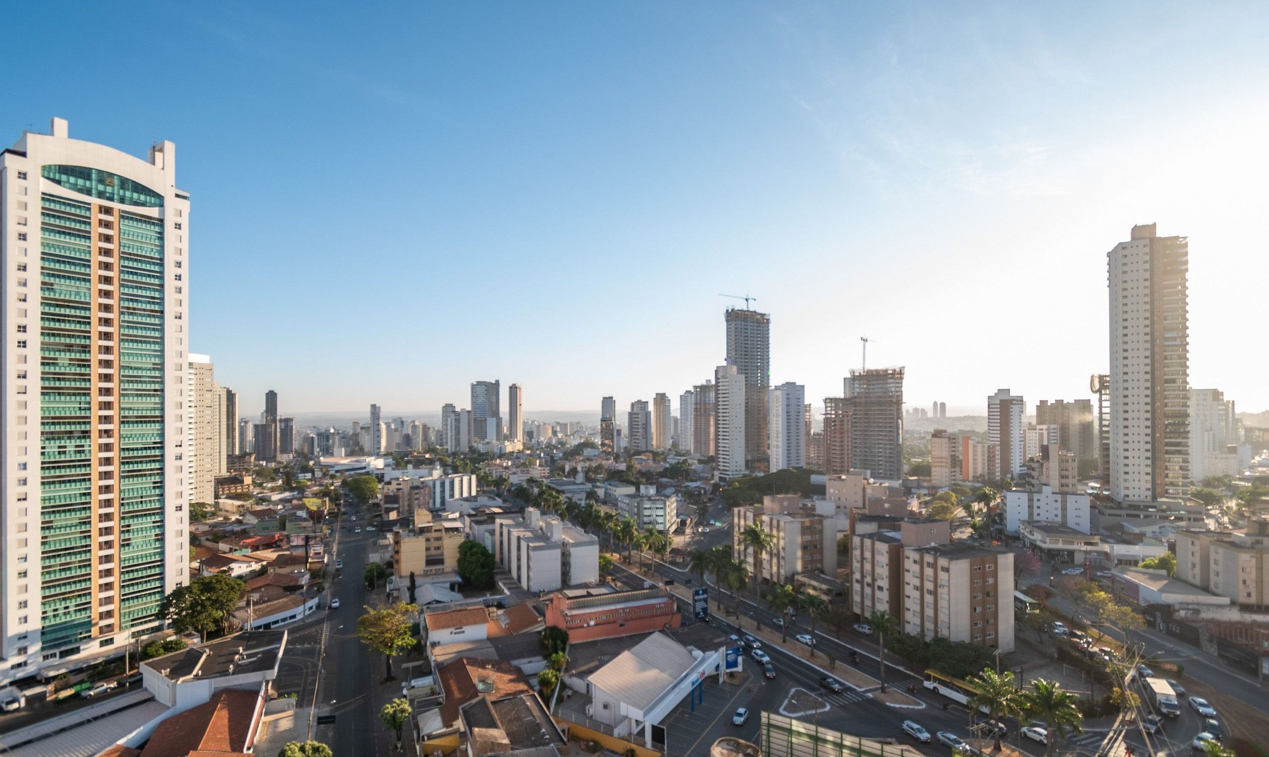 Un paisaje urbano con edificios altos, calles y cielo despejado.