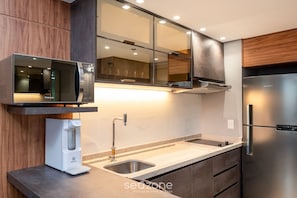 Basic Apartment | Private kitchen | Mini-fridge, microwave, coffee/tea maker, cookware/dishes/utensils - Studios aconchegantes Setor Marista BLS (Goiânia)