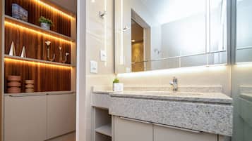 Apartamento básico | Banheiro | Chuveiro, secador de cabelo, toalhas de banho, sabonete