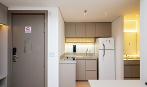 Apartamento básico | Cocina privada | Frigorífico pequeño, microondas y cafetera o tetera
