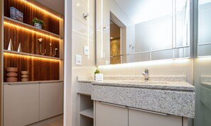 Departamento básico | Baño | Regadera, secadora de cabello, toallas, jabón 