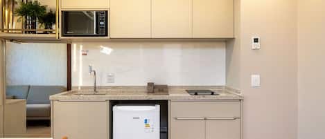 Basic Apartment | Private kitchen | Mini-fridge, microwave, coffee/tea maker, cookware/dishes/utensils