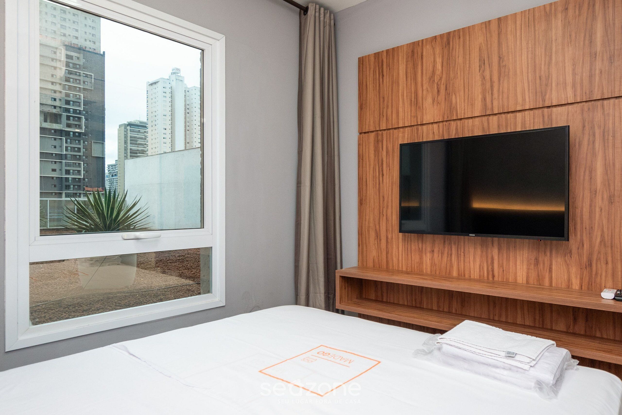 Tabla de planchar con plancha, wifi gratis y ropa de cama 