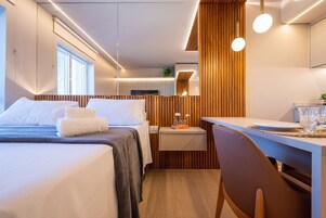 Tabla de planchar con plancha, wifi gratis y ropa de cama 
