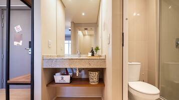 Apartamento básico | Baño | Ducha, secador de pelo, toallas y jabón