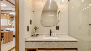 Basic-Apartment | Badezimmer | Dusche, Haartrockner, Handtücher, Seife