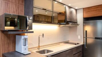 Apartamento básico | Cozinha privada | Frigobar, micro-ondas, cafeteira/chaleira