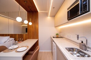 Estúdio básico | Cozinha privada | Frigobar, micro-ondas, cafeteira/chaleira
