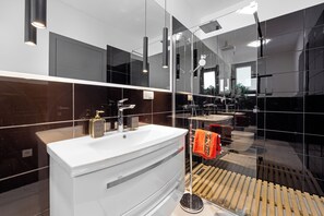 Buồng tắm vòi sen, máy sấy tóc, khăn tắm, xà phòng 