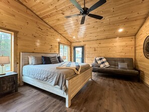 3 soverom, skrivebord, strykejern/-brett og wi-fi