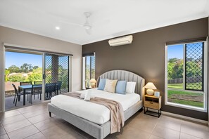 5 bedrooms, iron/ironing board, WiFi, bed sheets - Gana By Khove (Upper Coomera)