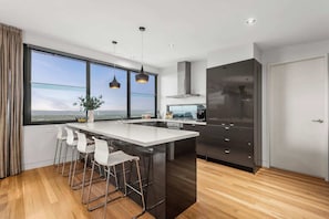 Fridge, microwave, oven, stovetop - On Top of the World S (Anglesea)