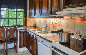 Kjøleskap, kokeplater, oppvaskmaskin og kaffetrakter/tekoker