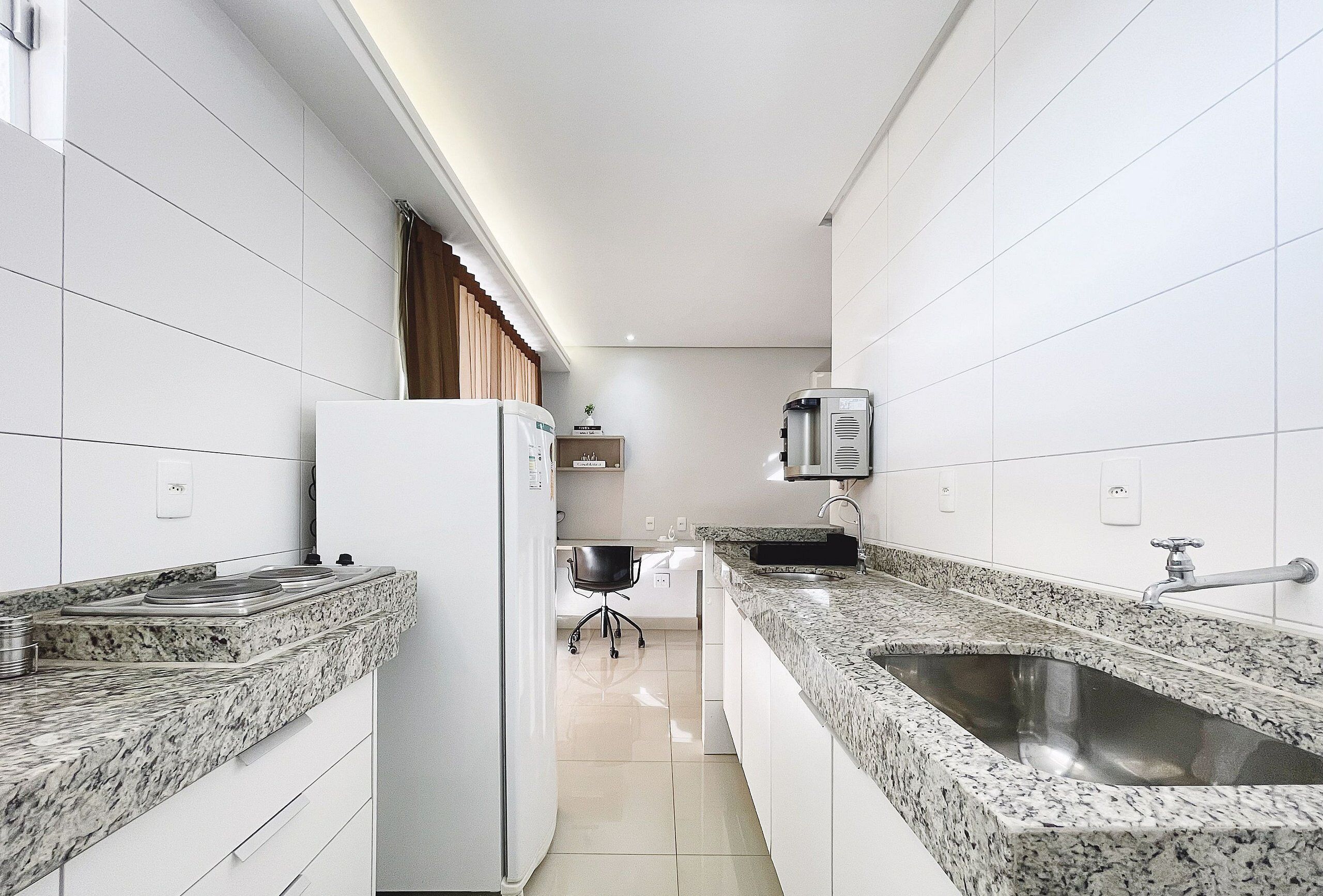 Jääkaappi, mikroaaltouuni, kahvin-/teenkeitin, vedenkeitin