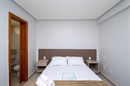 Tabla de planchar con plancha, wifi gratis y ropa de cama