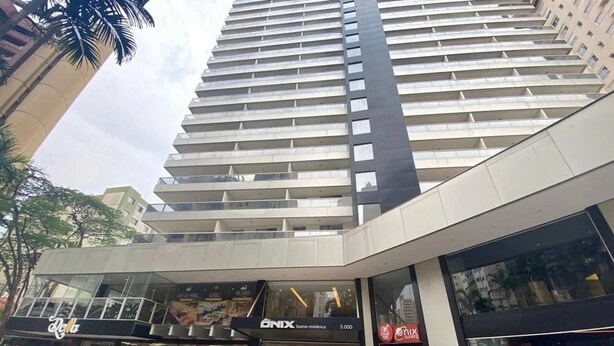 Un bâtiment moderne doté d’une façade en verre, d’un magasin ONIX bien en évidence et d’une entrée facilement repérable.