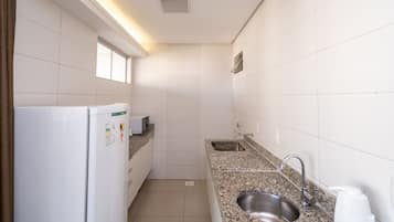 Refrigerador, microondas, cafetera y tetera y tetera eléctrica