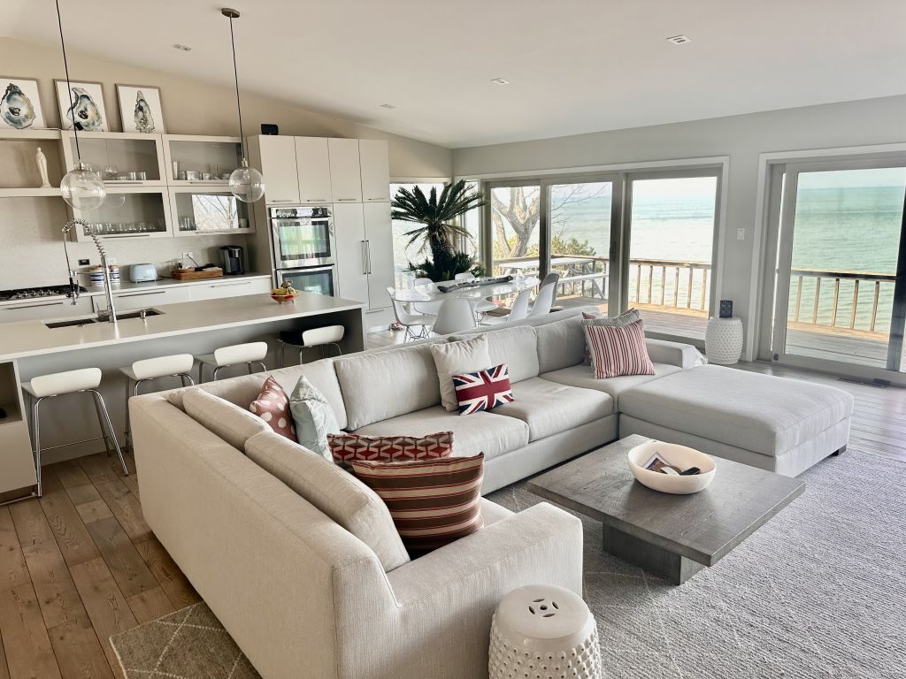 Gorgeous Home With Private Pool & Panoramic Lake Views!