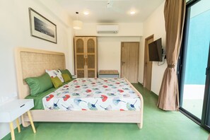 6 bedrooms, desk, iron/ironing board, WiFi