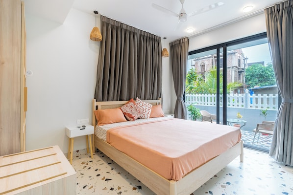 6 bedrooms, desk, iron/ironing board, WiFi