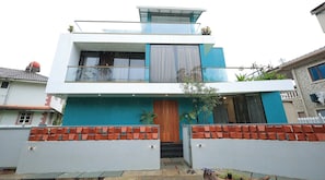 Exterior - BRAND NEW VILLA LARGE POOL 5 STAR AMENITIES WALKING DISTANCE TO BEAUTIFUL BEACH (Btalbhati)
